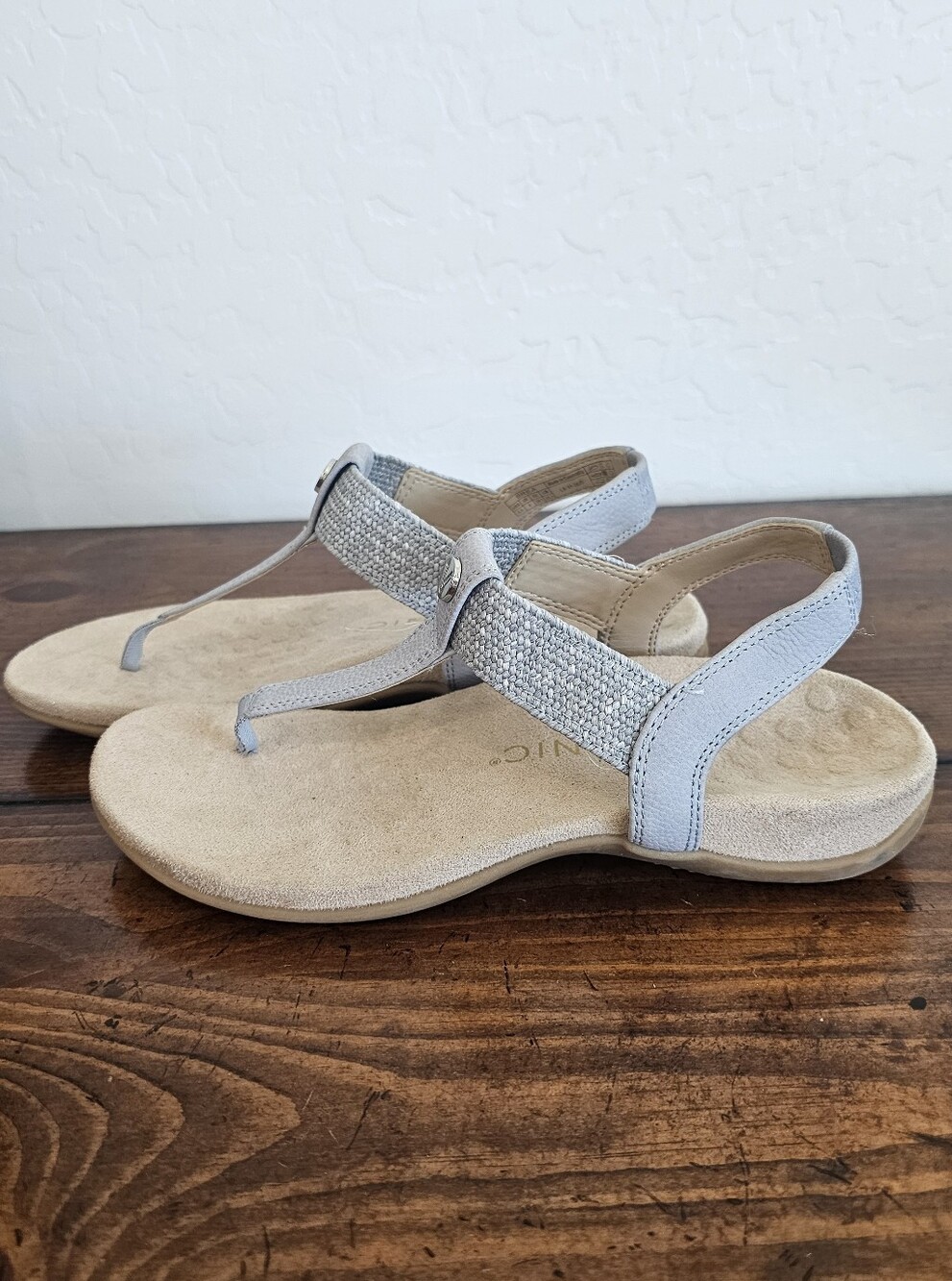 Vionic Women's Orthodic Blue & Tan Thong Leather Sandals w/V Logo Women's Sz 6.5 - Picture 4 of 10